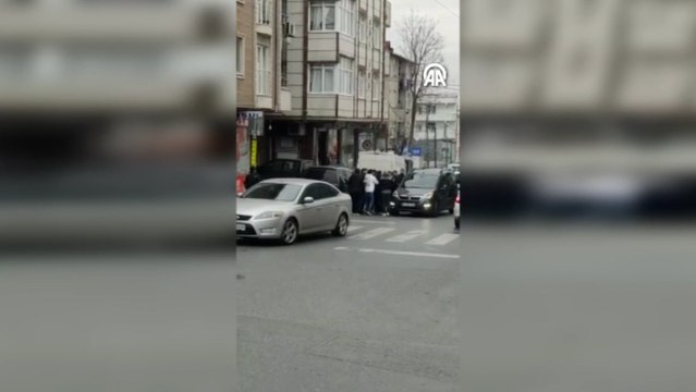 Kadına saldıran kişinin darbedilmesi cep telefonuyla kaydedildi