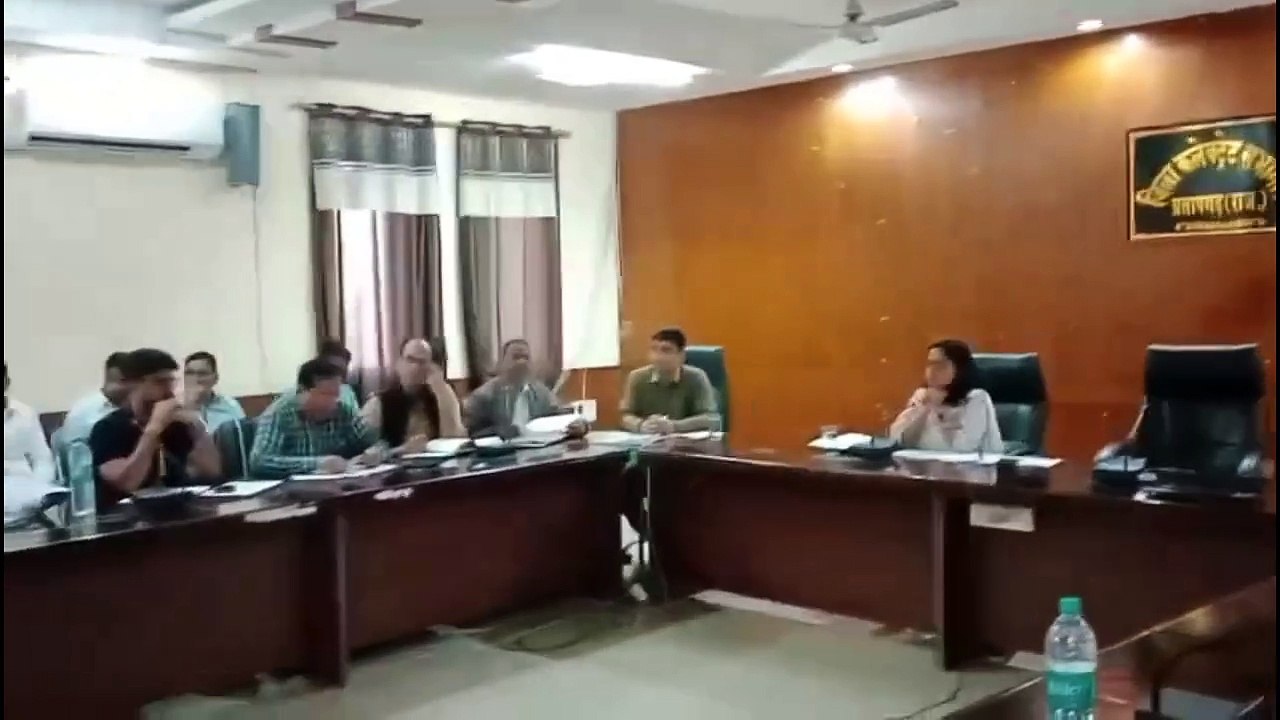 जिला कलक्टर ने ली साप्ताहिक समीक्षा बैठक, योजनाओं की समीक्षा कर दिए दिशा-निर्देश
