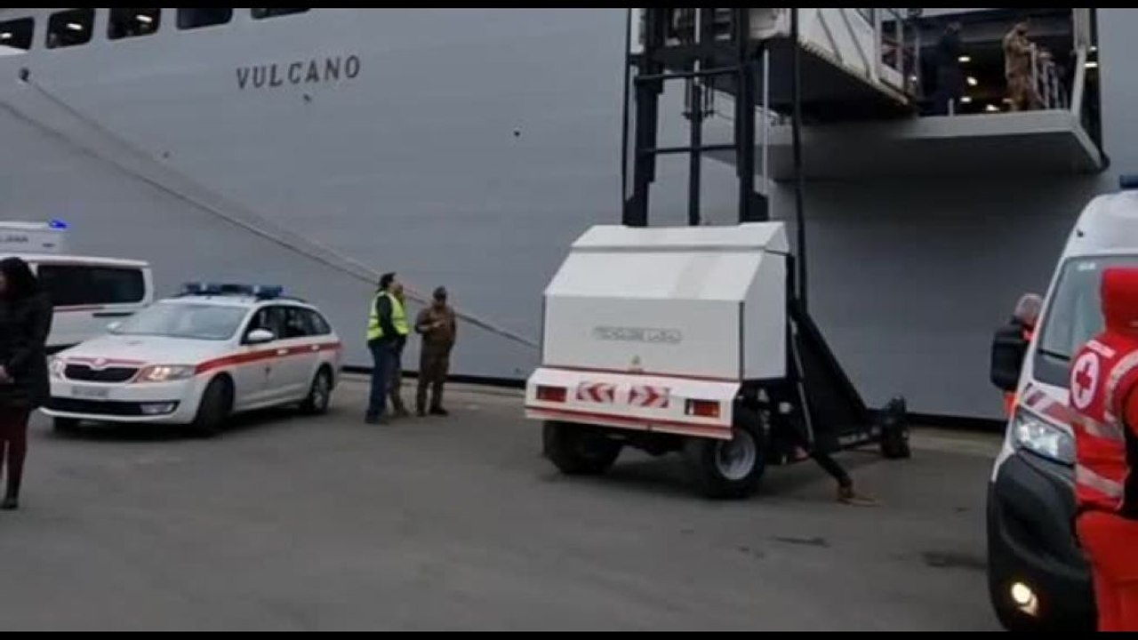 La nave Vulcano arrivata a La Spezia con 18 bambini palestinesi