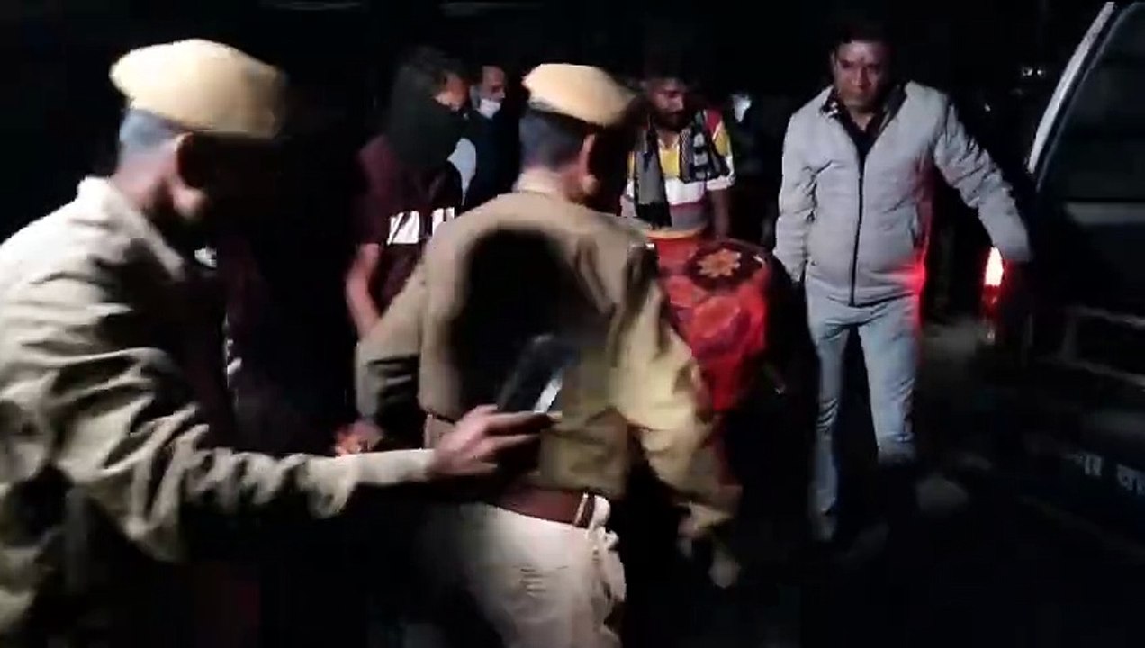 दो ट्रोलों की भिड़ंत में जिंदा जला चालक, दोनों...