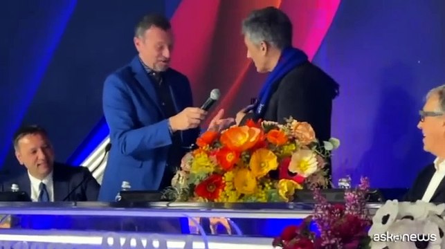 Fiorello irrompe alla conferenza stampa di Sanremo con Amadeus