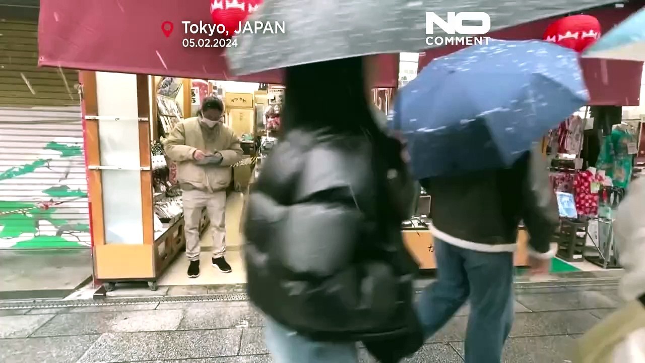 شاهد: الثلوج لم تمنع سكان طوكيو من الخروج وممارسة حياتهم اليومية وإنذار من تردي أحوال الطقس