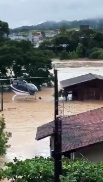 Família é resgatada por helicóptero durante enchente em São João Batista