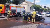 Carro pega fogo após colidir em outro veículo em cruzamento de Umuarama