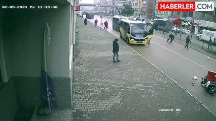 Devrilen motosikletin sürüklendiği anlar kamerada