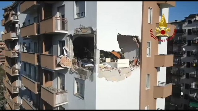 Esplosione a Corsico nel Milanese, appartamento sventrato