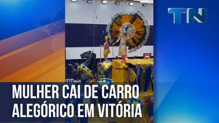 Mulher cai de carro alegórico em Vitória
