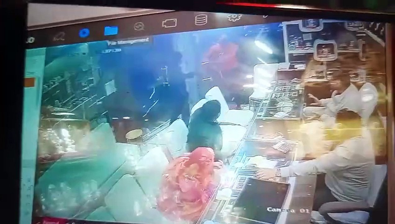 मुरैना में कट्टे की नोंक पर 30 सैकंड में सराफा...