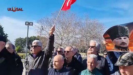 Emekli binbaşılar İzmir'de eylem yaptı