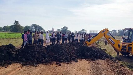मुआवजा राशि का भुगतान नही मिलने का आरोप: लोगों ने खाई खोद रुकवाया बाइपास का कार्य