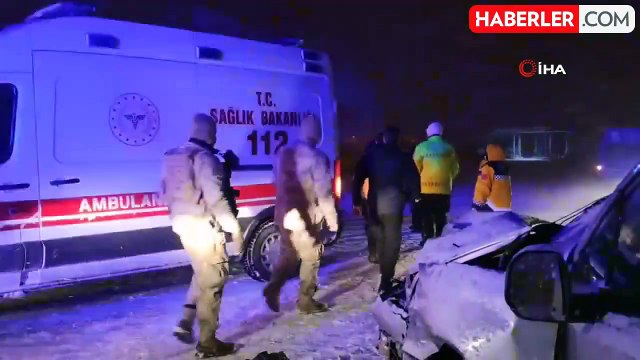 Van'da trafik kazası: Hafif ticari araçla minibüs kafa kafaya çarpıştı, 5 yaralı