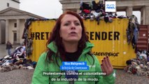 Greenpeace llena de ropa la Puerta de Brandemburgo para protestar contra el sector textil