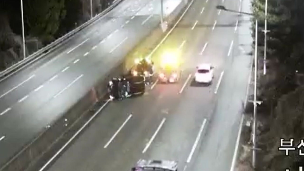 고속도로 추돌 사고로 차량 전복..."음주 여부 조사" / YTN