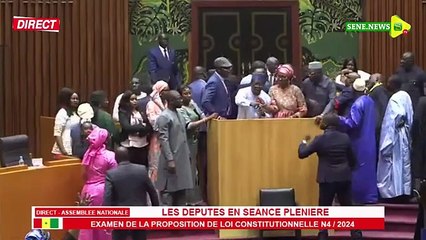Scène folle à l'Assemblée nationale, les députés de l'opposition bloquent les choses (1)