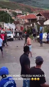 PM é recebida a pedradas em ação de MC para ‘jogar R$ 10 mil para o alto’