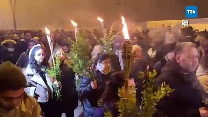 Ellerinde bahurlarla sessiz yürüyüşe geçtiler: Binlerce insan, Büyük Hatay Buluşması'nda yürüyor