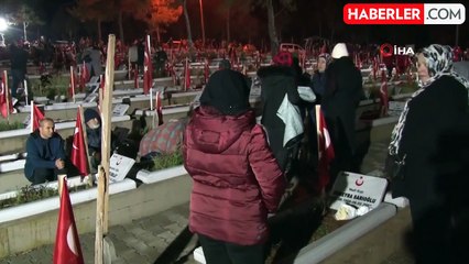 Depremzedeler 04.17'de yakınlarını andı
