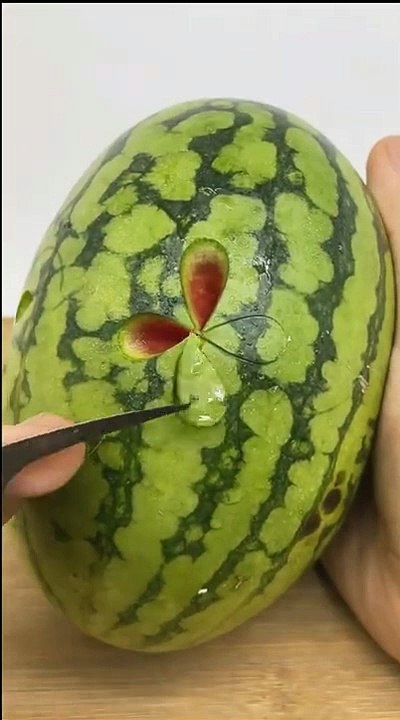 SENI MEMAHAT SEMANGKA MENJADI BUNGA YANG INDAH BANGET