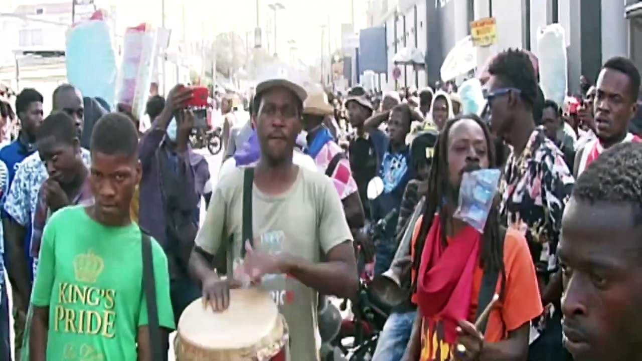 Manifestasyon nan lari pòtopwens pou kontinye ekzije demisyon PM Ariel Henry nan tèt Peyi a.