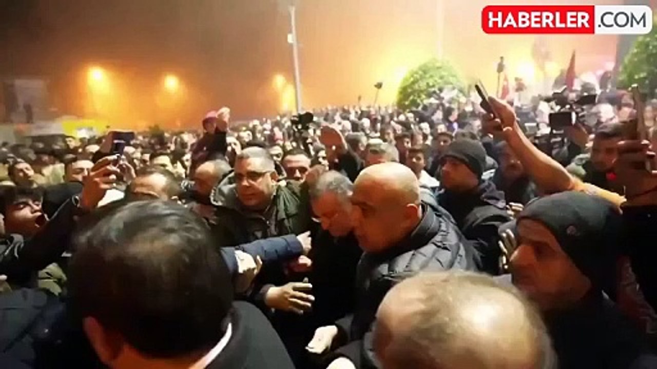 Depremin yıl dönümünde Hatay halkı öfkeli! Lütfü Savaş "istifa" sloganlarıyla, Fahrettin Koca yuhalamalarla protesto edildi
