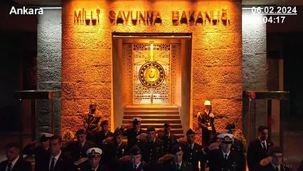 Mehmetçik'ten depremlerde hayatını kaybedenler için saygı duruşu