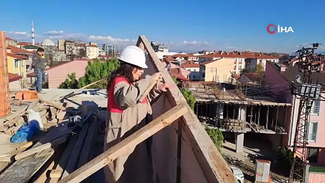 Aylık 60 bin liraya çalıştıracak usta bulamayan kadın müteahhit inşaatta kendi çalışıyor