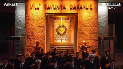 04.17'de zaman durdu! Mehmetçikten saygı duruşu