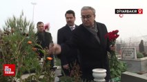Diyarbakır Valisi depremde hayatını kaybedenlerin mezarlarına karanfil bırakıldı