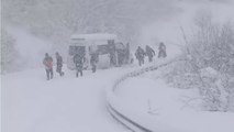 Ardahan'da eğitime kar engeli... Posof - Ardahan kara yolu kapandı