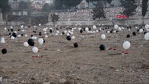 Enkazın kaldırıldığı alanlara balon, karanfil ve oyuncaklar bırakıldı