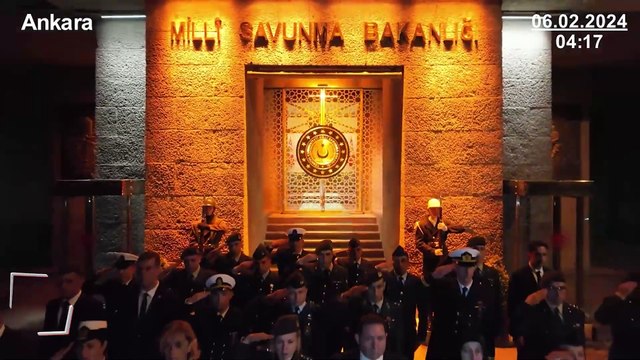 Mehmetçik'ten depremde hayatını kaybeden vatandaşlar için saygı duruşu