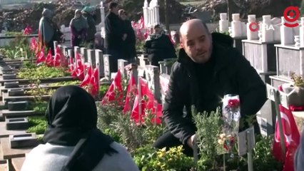 Gaziantep'te deprem mezarlığında duygusal anlar