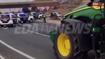 Vean cómo la Guardia Civil bloquea el paso de los agricultores y sus tractores