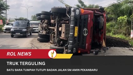 Truk Terguling, Batu Bara Tumpah Tutupi Badan Jalan SM Amin Pekanbaru