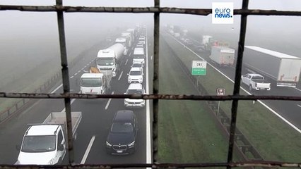 Acidentes com mais de 150 carros fazem três mortos em Itália
