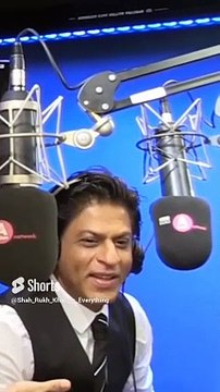 Shah Rukh Khan sings Mere Mehboob Mere Sanam