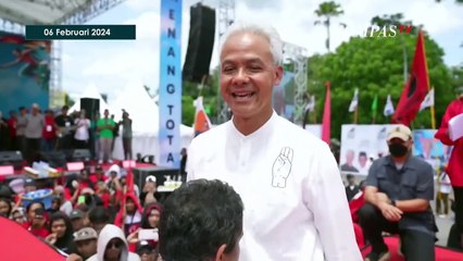 Kala Wajah Ganjar Diraba dan Dicium Penyandang Tunanetra saat Kampanye Akbar di Balikpapan