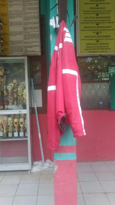 VID_20240130_151349 Jas Hujan yang Tertinggal di sekolah