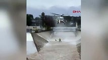 Köpeği fırtınada kanala uçunca arkasından atlayan adamı helikopterle kurtardılar