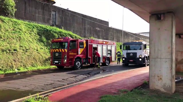 Caminhão pega fogo nas imediações do Trevo Cataratas e deixa trânsito ainda mais lento