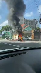 Ambulância do Samu é consumida por chamas no Farol