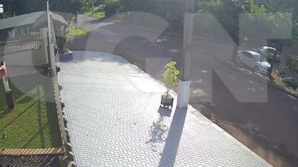 Vídeo mostra colisão entre bicicleta e moto na Rua Pedro Baú