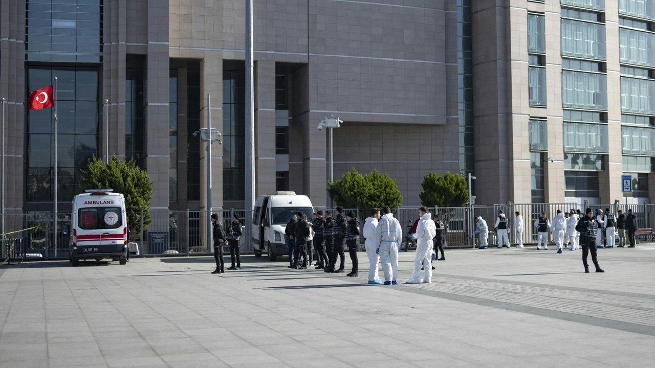 Polizei tötet zwei bewaffnete Angreifer vor Gerichtsgebäude in Istanbul