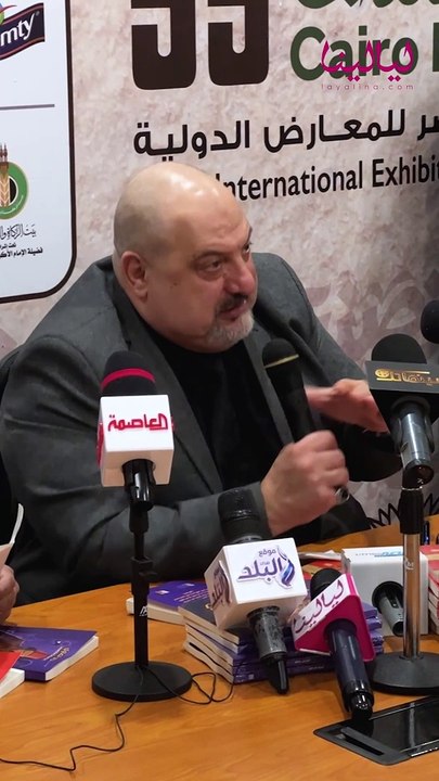 الفنان خالد الصاوي بمعرض الكتاب وسط محبيه خلال حفل توقيع كتابه.