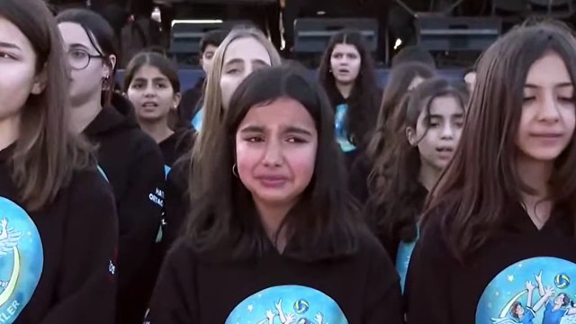 Depremzede çocuk Hatay'da 'Mağusa Limanı' türküsünü söylerken gözyaşlarını tutamadı