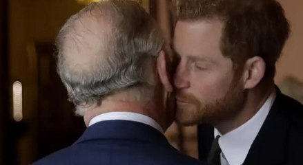 El príncipe Harry viaja a Londres sin Meghan Markle para ver a su padre