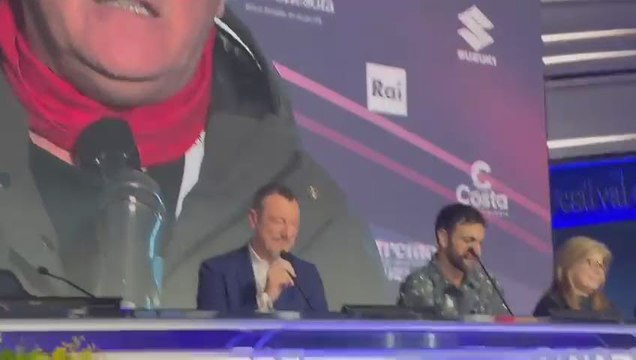 Sanremo 2024, Amadeus e Mengoni: Noi antifascisti . E cantano Bella Ciao - Video