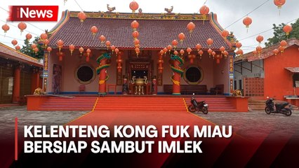 Sambut Imlek, Patung-Patung Dewa di Kelenteng Kong Fuk Miau Muntok Dibersihkan