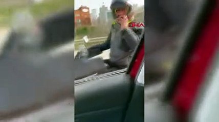 Seyir halindeyken yapmadığını bırakmadı! Kadın sürücünün aracını tekmeleyip küfürler etti