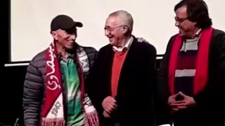لحظة تكريم اللاعبين عبد الحق صابير محمد قاسيمي من طرف جيل الأمل المغربي وأنصار فريق الاتحاد البيضاوي
